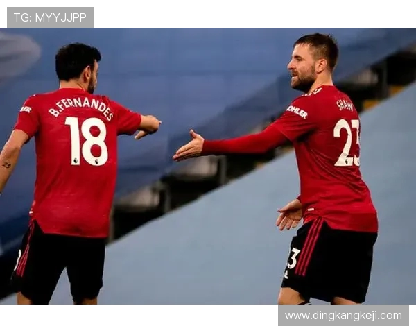 红狼与曼联激战正酣比分悬念迭起球迷期待精彩瞬间 红狼与曼联激战正酣比分悬念迭起球迷期待精彩瞬间